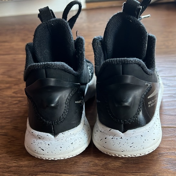 Boys Nike Basketball Sneakers - Picture 3 of 5
